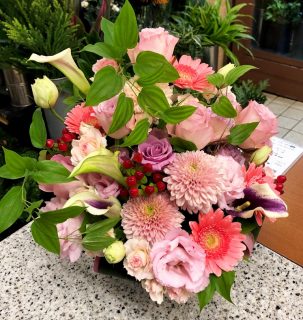 横浜市へ誕生日用アレンジメントを即日当日配達しました。【横浜花屋の花束・スタンド花・胡蝶蘭・バルーン・アレンジメント配達事例492】