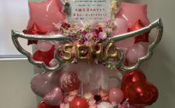 シンガーソングライターのSENA様へフラワースタンドを配達しました。【横浜花屋の花束・スタンド花・胡蝶蘭・バルーン・アレンジメント配達事例1149】